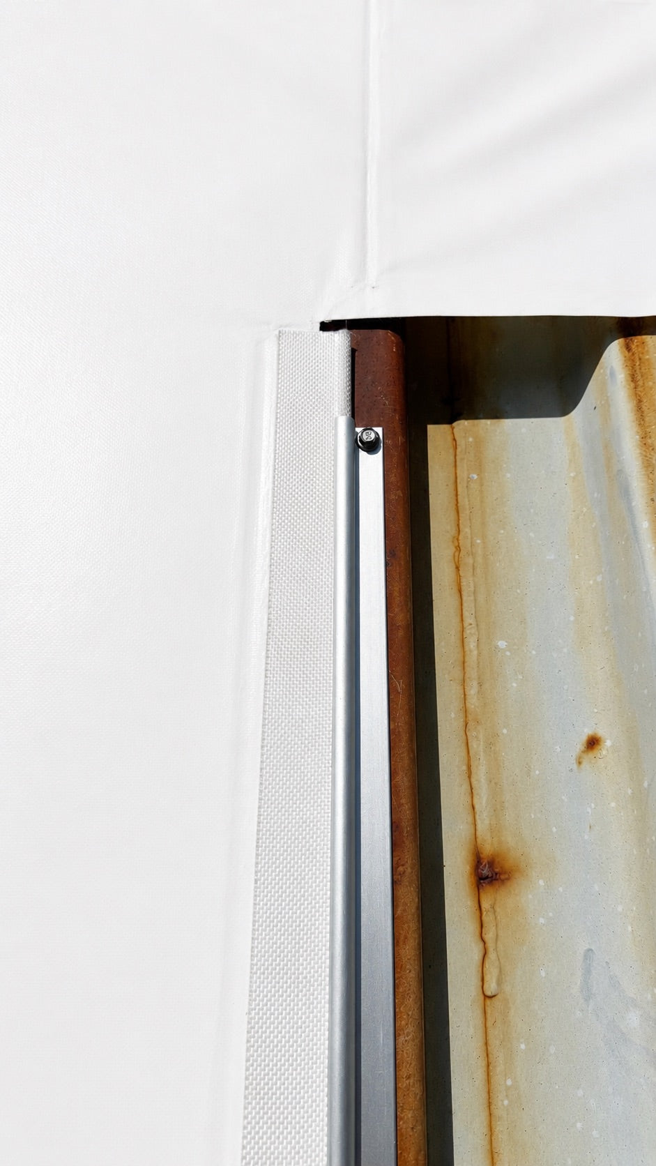 KeeperTrack continuous bead in an aluminium extrusion